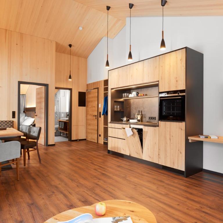 Siplinger Suites - Ferienwohnungen - Sauna und Fitness - Suite mit Kingsize-Bett und Balkon - 1