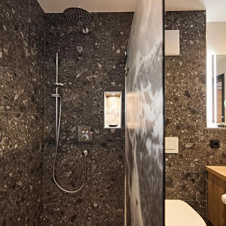 Siplinger Suites - Ferienwohnungen - Sauna und Fitness - Suite mit Kingsize-Bett und Balkon - 9