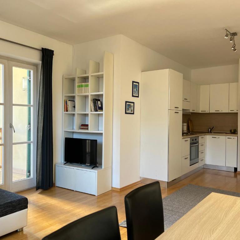Saint Martin Guest House - Appartamento con 1 Camera da Letto, Balcone e Vista Montagna - 2