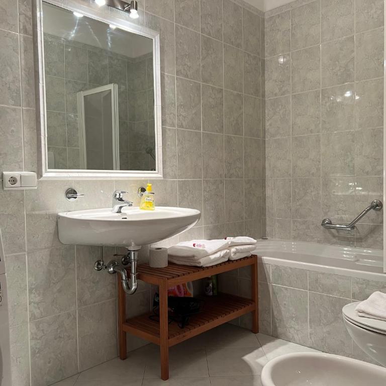 Saint Martin Guest House - Appartamento con 1 Camera da Letto, Balcone e Vista Montagna - 16