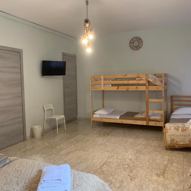 Neapolis center2 - Camera Familiare con Bagno Privato - 5