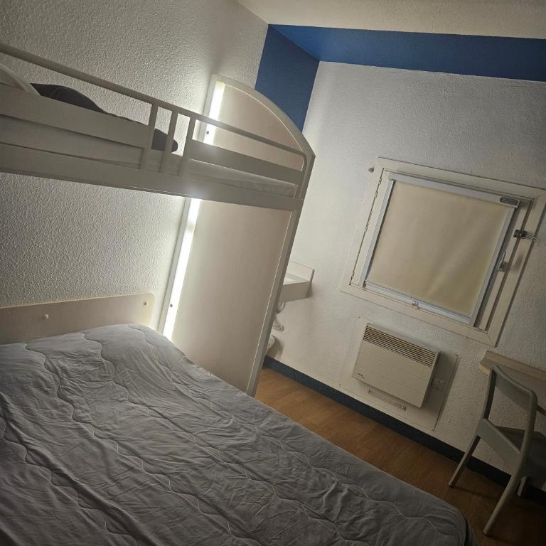 Hotel Class'Eco Carcassonne - Chambre Double avec Salle de Bains Commune - 2
