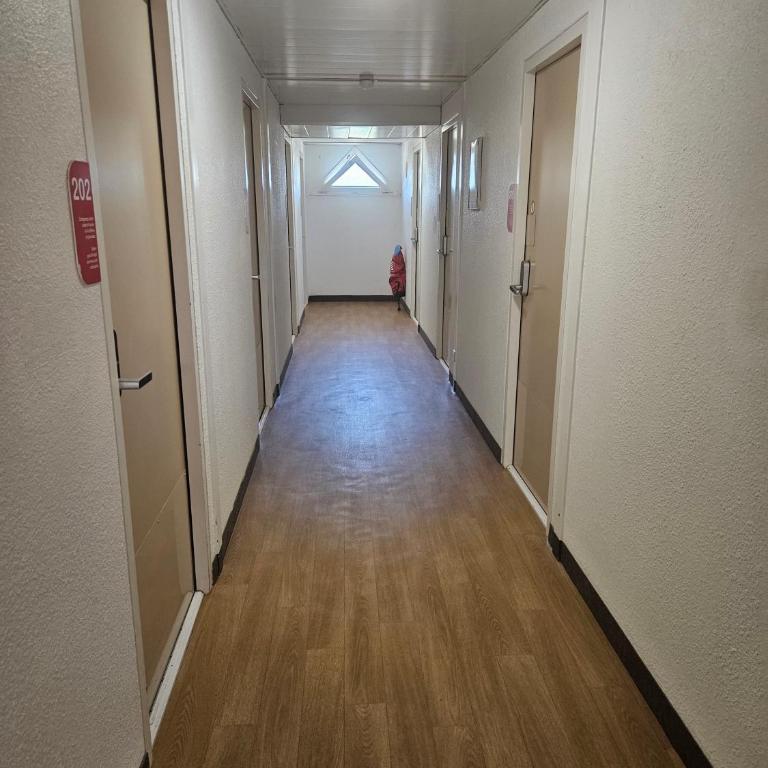 Hotel Class'Eco Carcassonne - Chambre Triple avec Salle de Bains Commune (3 Adultes) - 2