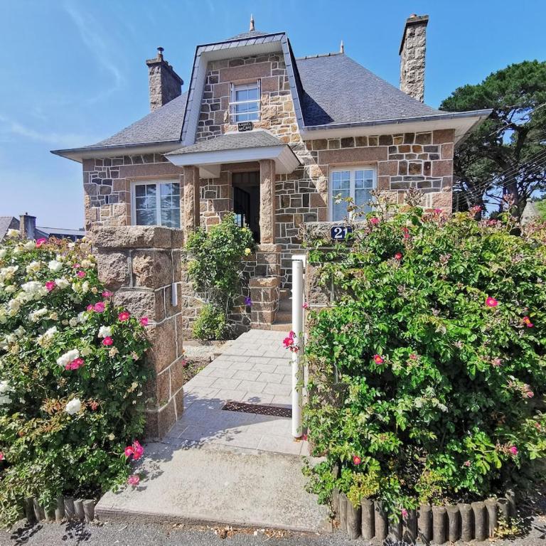 Maison bretonne traditionnelle - Four-Bedroom Vacation Home - 1