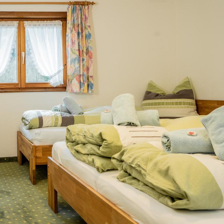 Frühstückspension Gweil - Dreibettzimmer mit Dusche - 1