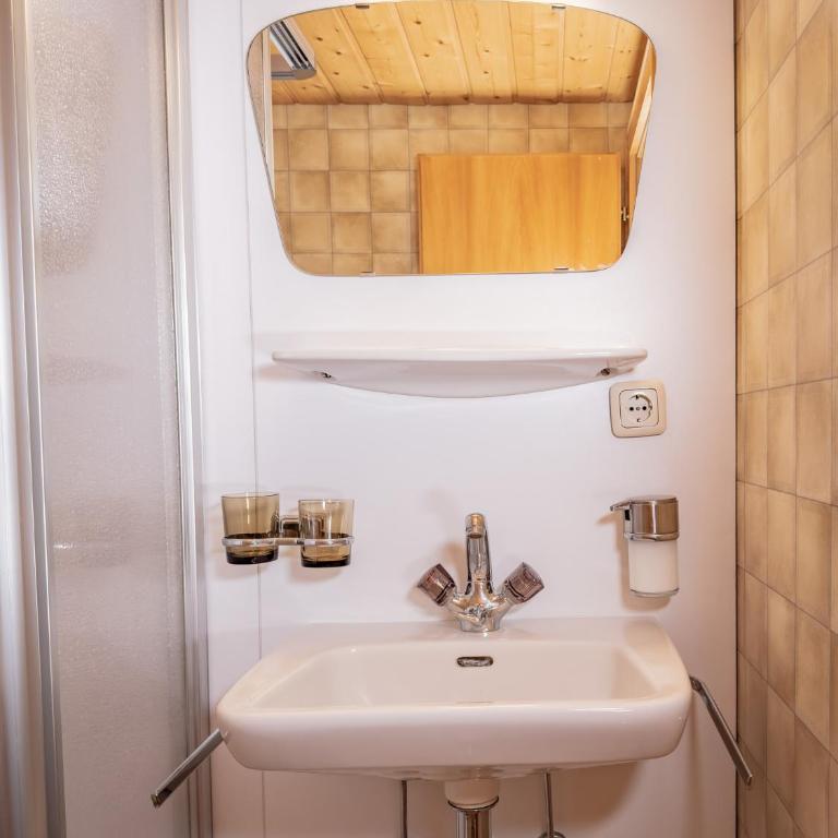 Frühstückspension Gweil - Doppelzimmer mit Dusche und Balkon - 3