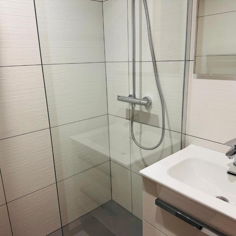 Appartement neuf avec terrasse sud, parking privatif, 3 pièces, 6 pers - FR-1-464-235 - Appartement - 11