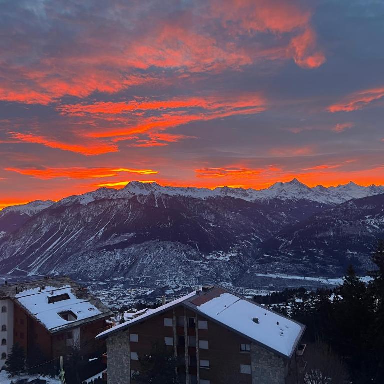 Crans Montana spacious 80m2 apartment with stunning view & bus stop outside - Appartement avec Balcon - 24