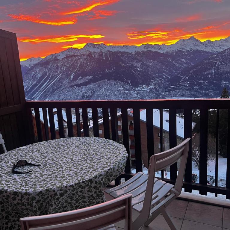 Crans Montana spacious 80m2 apartment with stunning view & bus stop outside - Appartement avec Balcon - 25