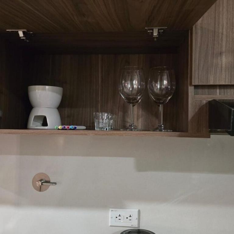 NEW in laurels with air , loft type, giant tv - Apartamento de 1 dormitorio - 30