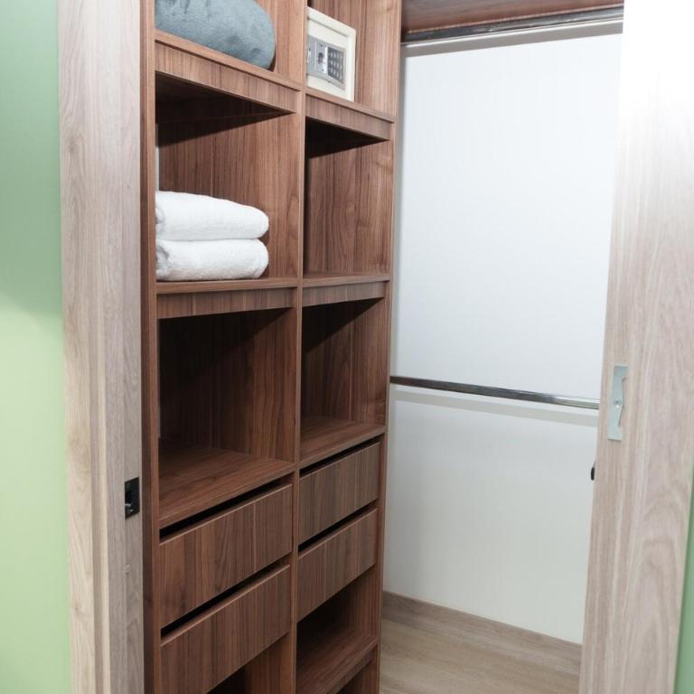 NEW in laurels with air , loft type, giant tv - Apartamento de 1 dormitorio - 38
