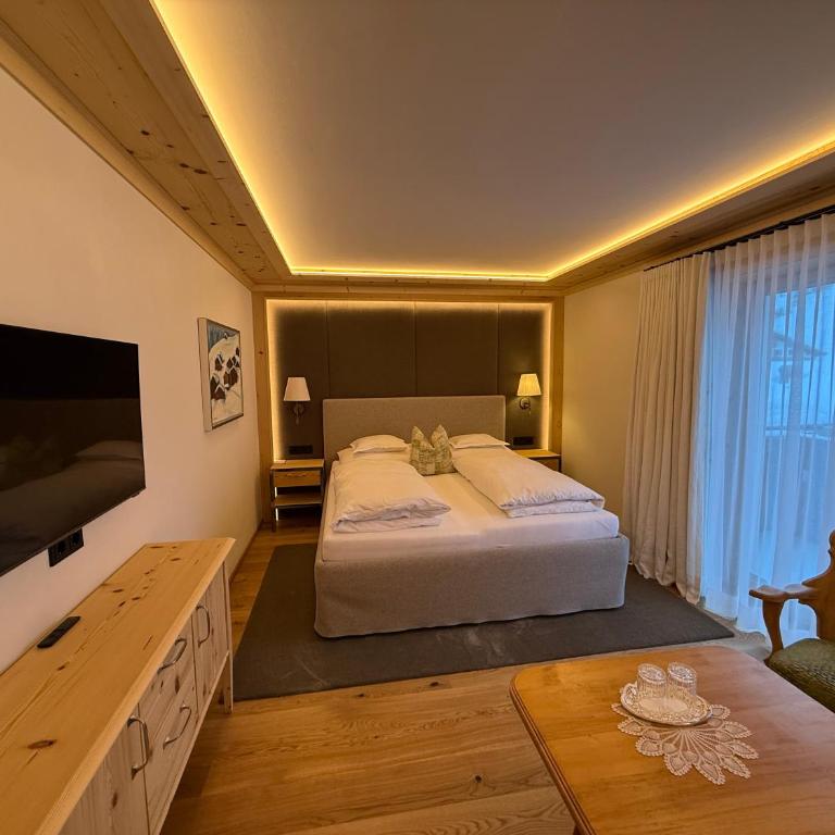 Alpenland - das feine Kleine, zentral und ruhig mit modernem Wellnessbereich - Junior Suite mit Balkon - 3
