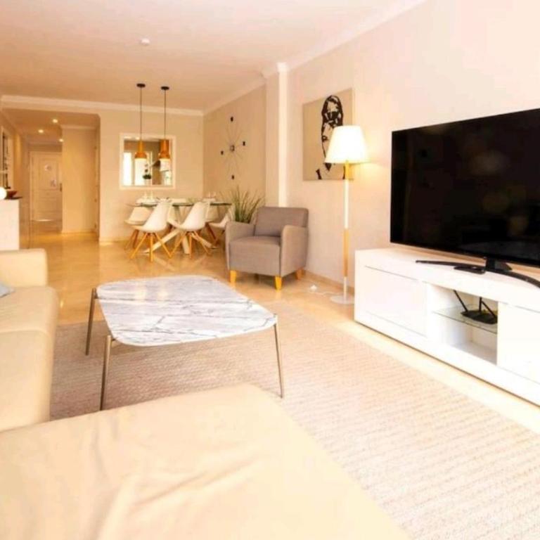 Modern apartment next to pool - Two-Bedroom Apartment - 5