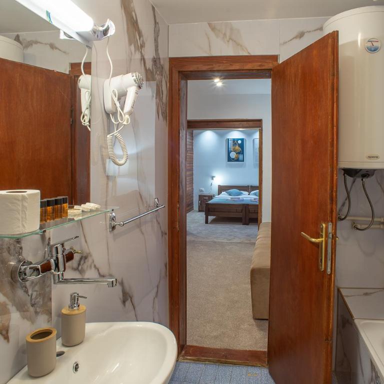 MB Hotel - Family Room - 7