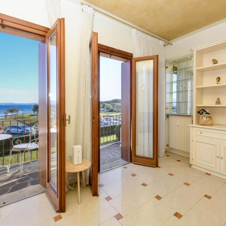 Eden Lake view and private beach renovated in 2025 DesenzanoLoft Official Partner Homes & Villas by Marriott Bonvoy - Appartamento con 2 Camere da Letto e Vista Lago - 10