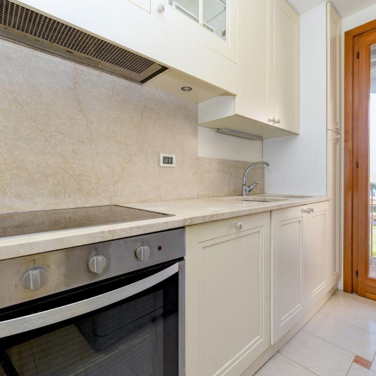 Eden Lake view and private beach renovated in 2025 DesenzanoLoft Official Partner Homes & Villas by Marriott Bonvoy - Appartamento con 2 Camere da Letto e Vista Lago - 18