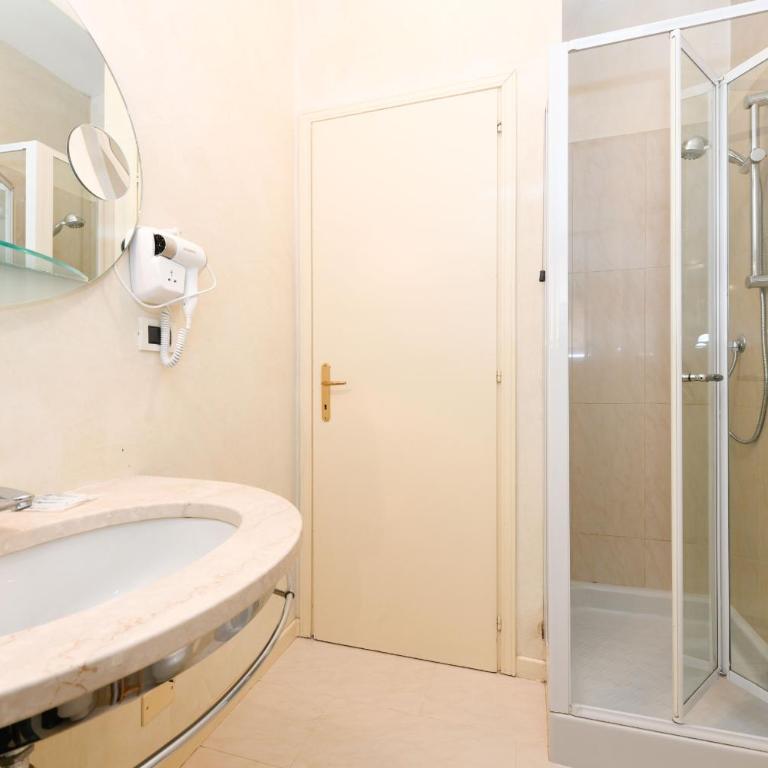 Eden Lake view and private beach renovated in 2025 DesenzanoLoft Official Partner Homes & Villas by Marriott Bonvoy - Appartamento con 2 Camere da Letto e Vista Lago - 32