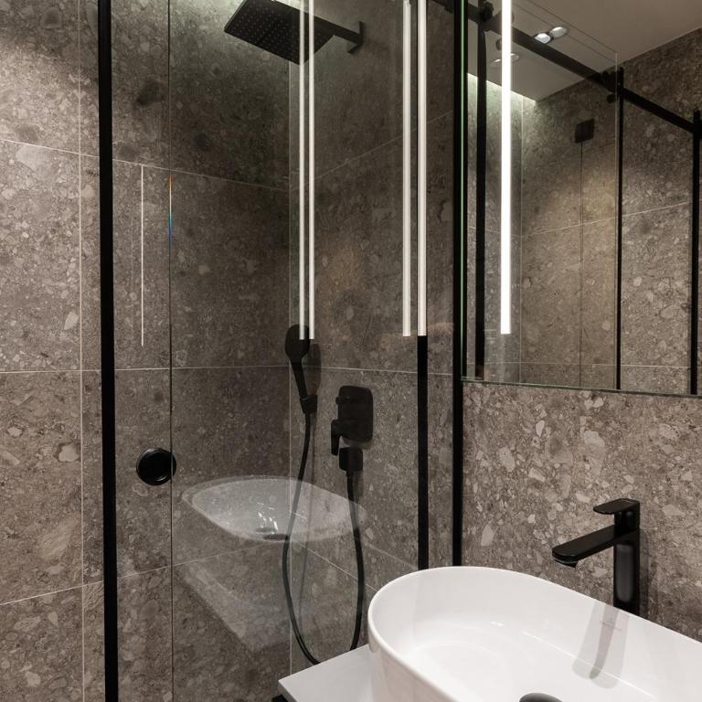 Garni Hotel Galeria - Standardna Dvokrevetna Soba sa Bračnim Krevetom - 4