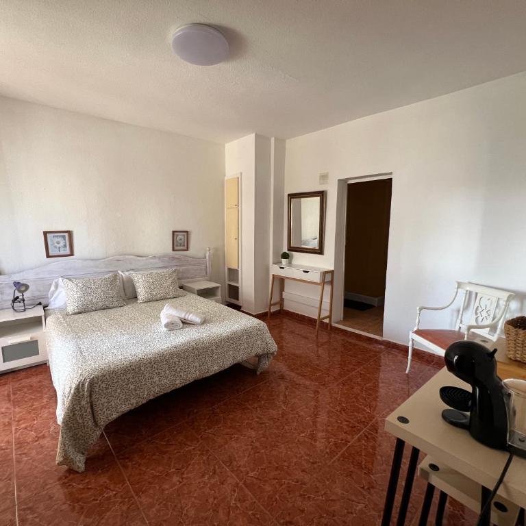 Habitacion doble con terraza a 50m de la playa Los Cristianos - Apartamento de 1 dormitorio - 4