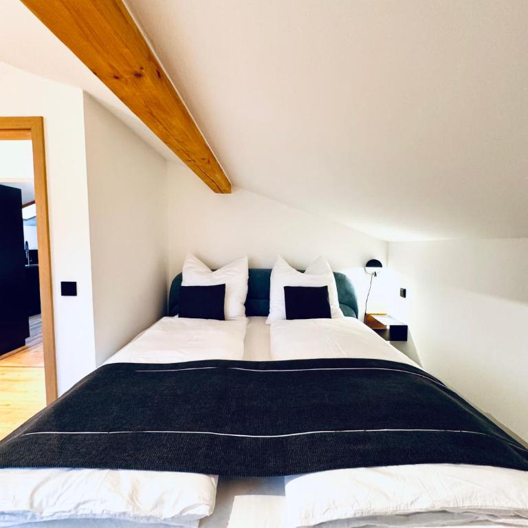 Tannensuite Inzell - 5-Sterne Design-Ferienwohnung - Apartment mit 2 Schlafzimmern und Bergblick - 5