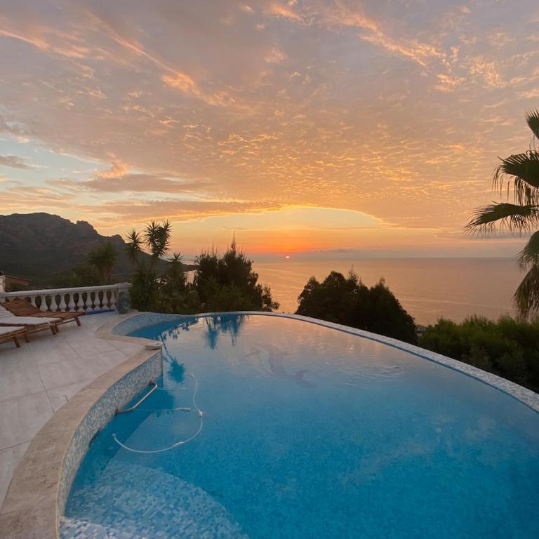 Luxueuse villa panoramique, vue imprenable sur la mer, piscine, 6 chambres à Anthéor - Villa con vistas al mar - 3