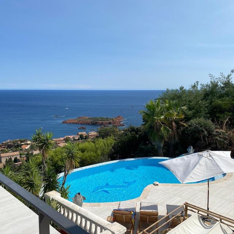 Luxueuse villa panoramique, vue imprenable sur la mer, piscine, 6 chambres à Anthéor - Villa con vistas al mar - 33