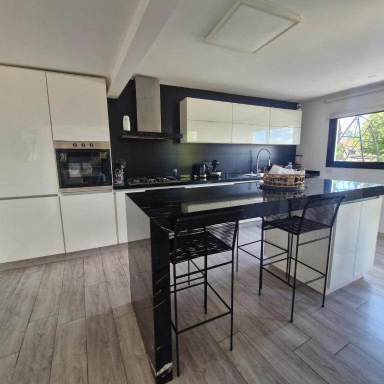 Hermosa Casa en Villa del Lago Carlos Paz Vista al lago, zona exclusiva y residencial - Casa con 1 dormitorio - 8