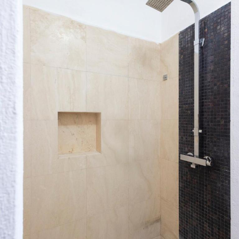Beautiful house with swimming pool, jacuzzi, pickleball court and steam room - Four-Bedroom House - 56