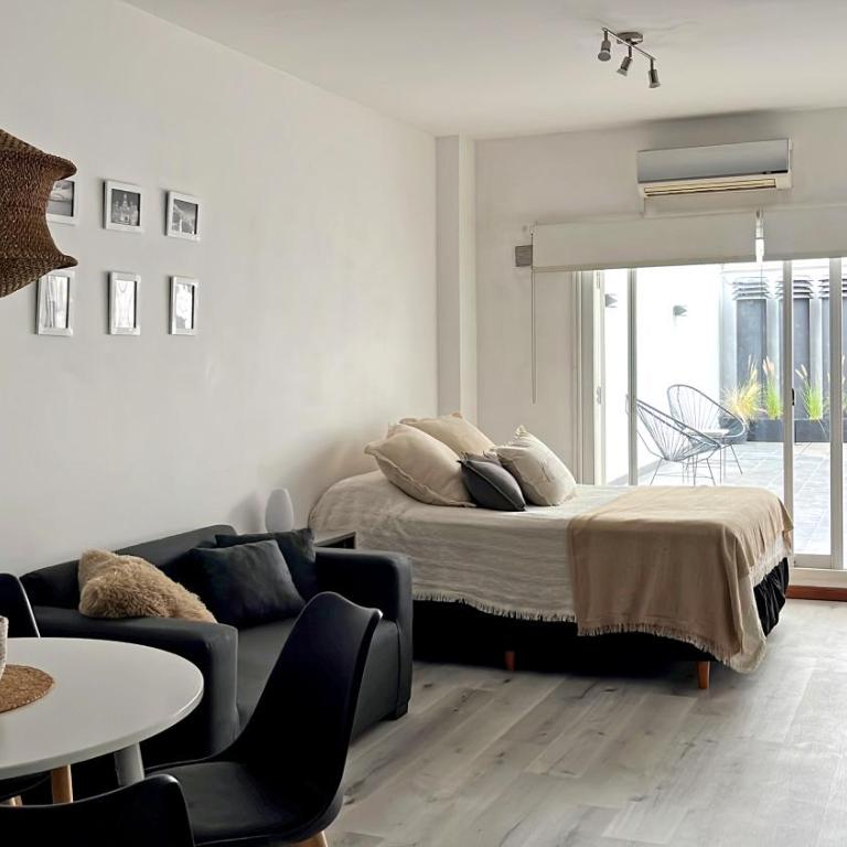 Amplio estudio con patio y parrilla a metros de la cancha de river - Apartamento de 1 dormitorio - 1