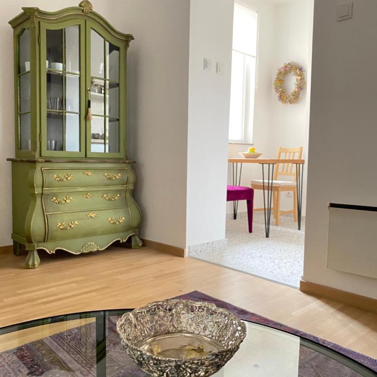 City center salon-style apartment free parking - Apartman sa 1 Spavaćom Sobom - 10