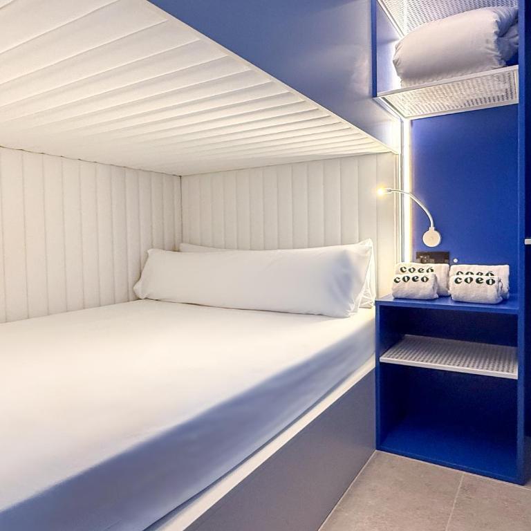 Coeo Hernan Ruiz Rooftop Pool Hostel - Double Lower Pod with Shared Bathroom - 3