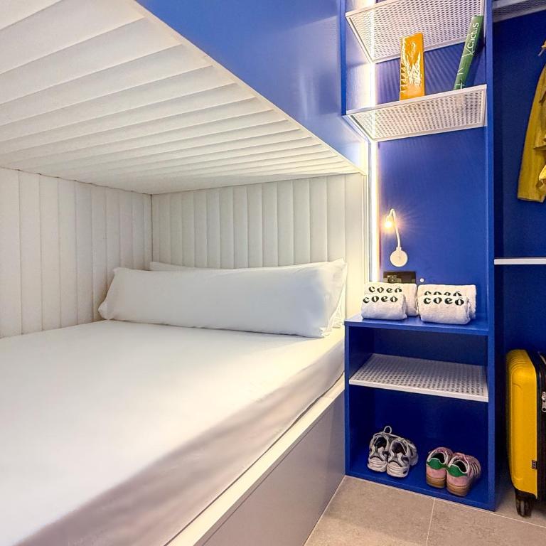 Coeo Hernan Ruiz Rooftop Pool Hostel - Double Lower Pod with Shared Bathroom - 2