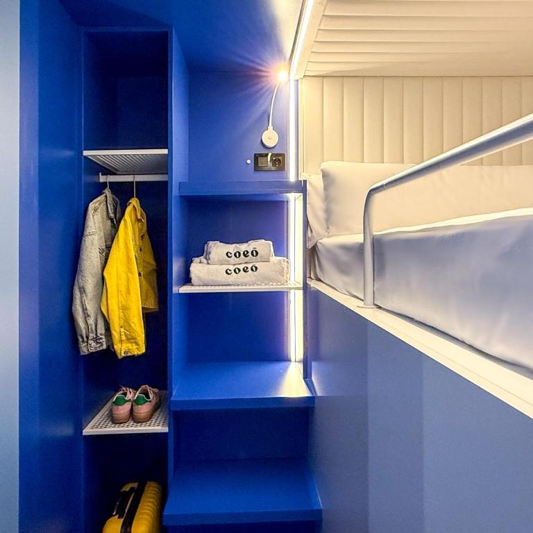 Coeo Hernan Ruiz Rooftop Pool Hostel - Double Upper Pod with Shared Bathroom - 2
