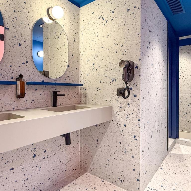 Coeo Hernan Ruiz Rooftop Pool Hostel - Single Upper Pod with Shared Bathroom - 4