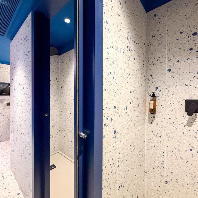 Coeo Hernan Ruiz Rooftop Pool Hostel - Single Upper Pod with Shared Bathroom - 5
