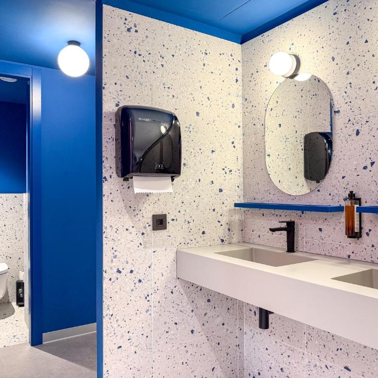 Coeo Hernan Ruiz Rooftop Pool Hostel - Single Upper Pod with Shared Bathroom - 7