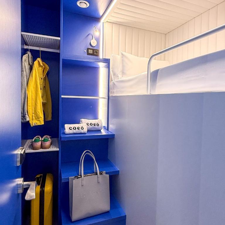Coeo Hernan Ruiz Rooftop Pool Hostel - Single Upper Pod with Shared Bathroom - 1