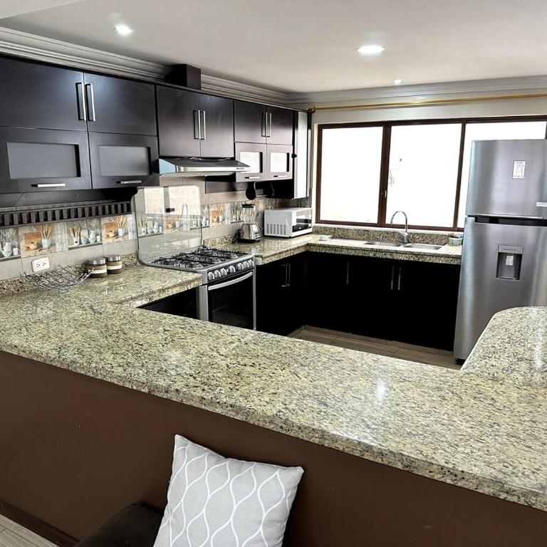 Beautiful and spacious luxury new house - Casa de 4 dormitorios - 8