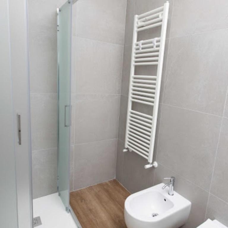 Max Rooms Bergamo - Camera Matrimoniale con Bagno Privato - 8