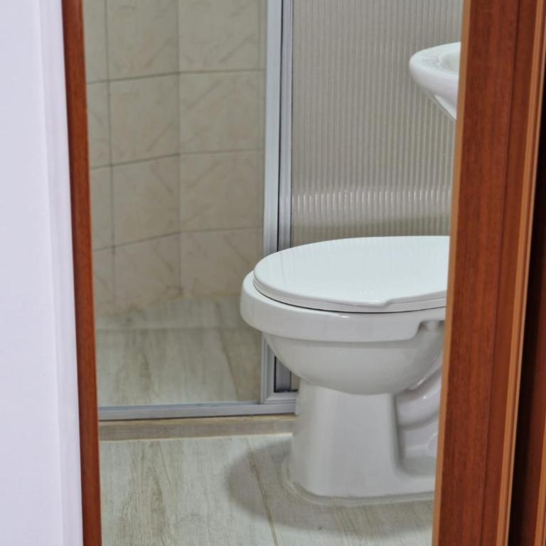 Habitación baño privado y parqueo edificio el Mirador cerca al centro de Manizales Caldas - Habitación Doble - 3