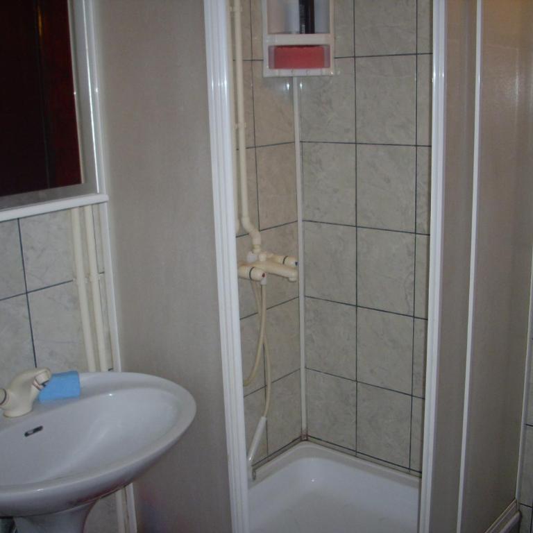 Guest House Nada - Dvokrevetna Soba sa Zasebnim Krevetima i Zajedničkim Kupatilom - 1