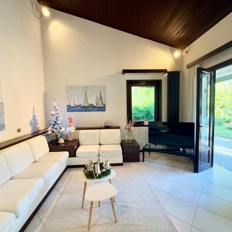 Villa by the Sea and Pool - Villa - 85