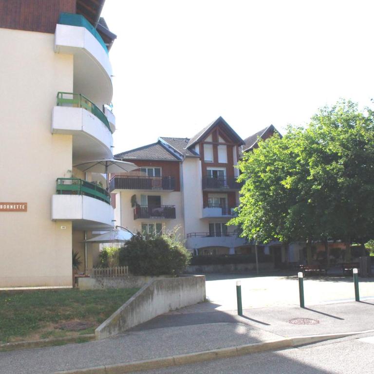 Appartement T3 classé trois étoiles au calme de plain-pied au centre Doussard avec vue sur montagne, lac Annecy à proximité - Two-Bedroom Apartment with Terrace - 3