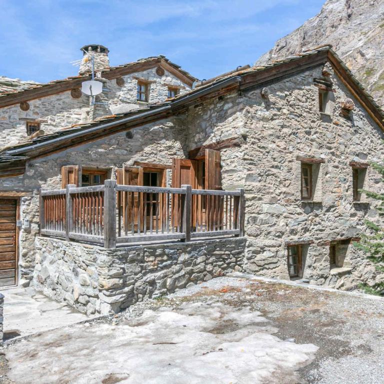 Chalet 17°C restauré, 4 ch, au cœur du vieux Val-d'Isère, grande cheminée, proche pistes, parking, WiFi - FR-1-694-358 - Chalet - 18