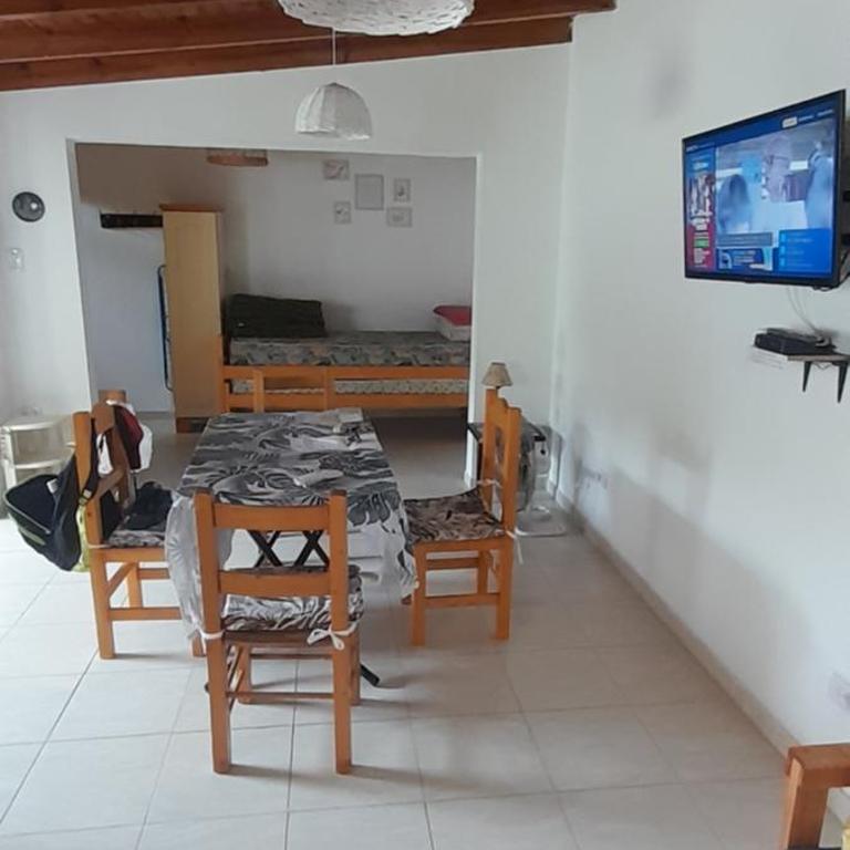 Casa con pileta, jardín, cochera y parrilla en Chascomús. Capac. 4 personas - Casa de 2 dormitorios - 36
