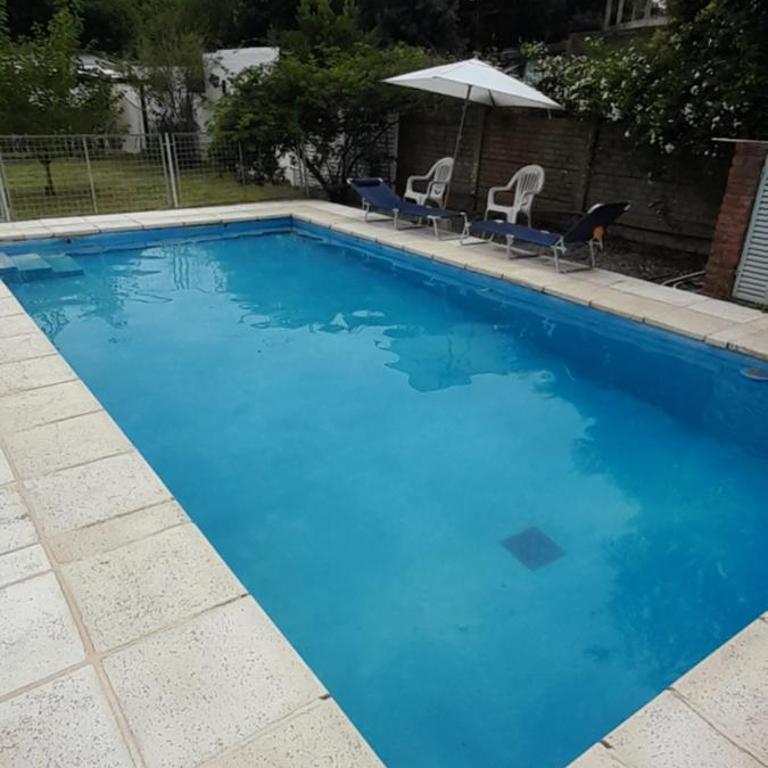 Casa con pileta, jardín, cochera y parrilla en Chascomús. Capac. 4 personas - Casa de 2 dormitorios - 54