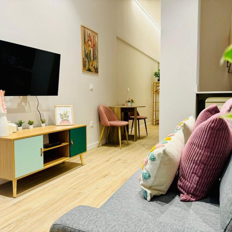 Cozy & Stylish Loft near City Center - One-Bedroom Apartment - 12