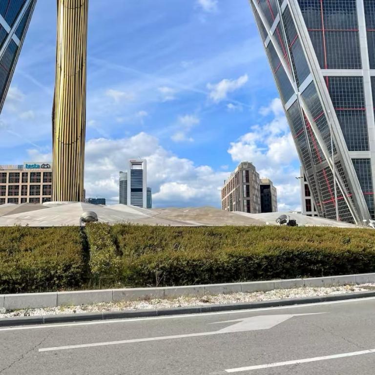 AR Plaza Castilla 2hab, amplio, moderno, bien comunicado - Two-Bedroom Apartment - 47