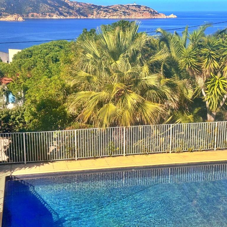 Agréable 2 pièces dans villa avec piscine - Appartement 2 Chambres - 17