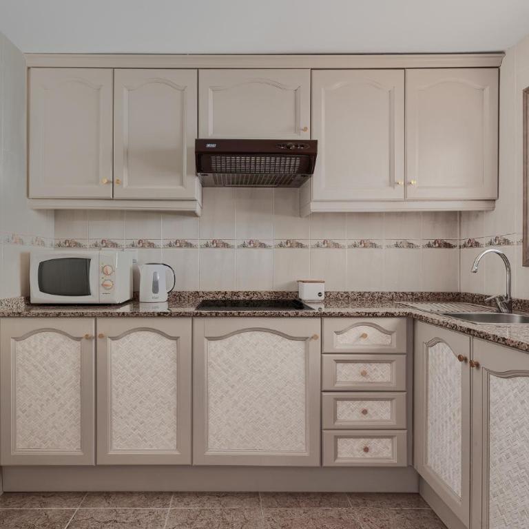 Bright Apartment with Pool, Terrace, Private Parking, Benidorm, Finestrat - Apartamento de 1 dormitorio - 9